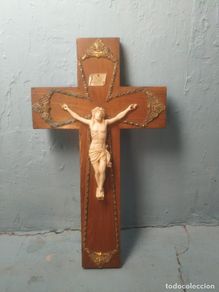 Antiguidades: Antiguo crucifijo de pared. Jesucristo. INRI. Cruz madera. Cenefa metal dorado. Medidas: 45 x 25,5